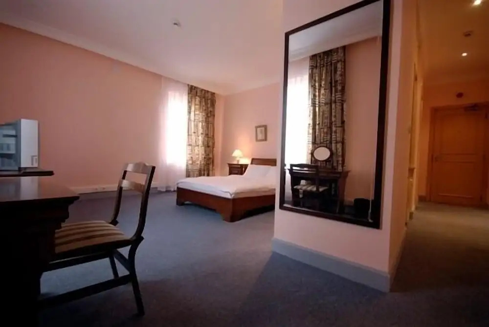 K&H Royal Hotel