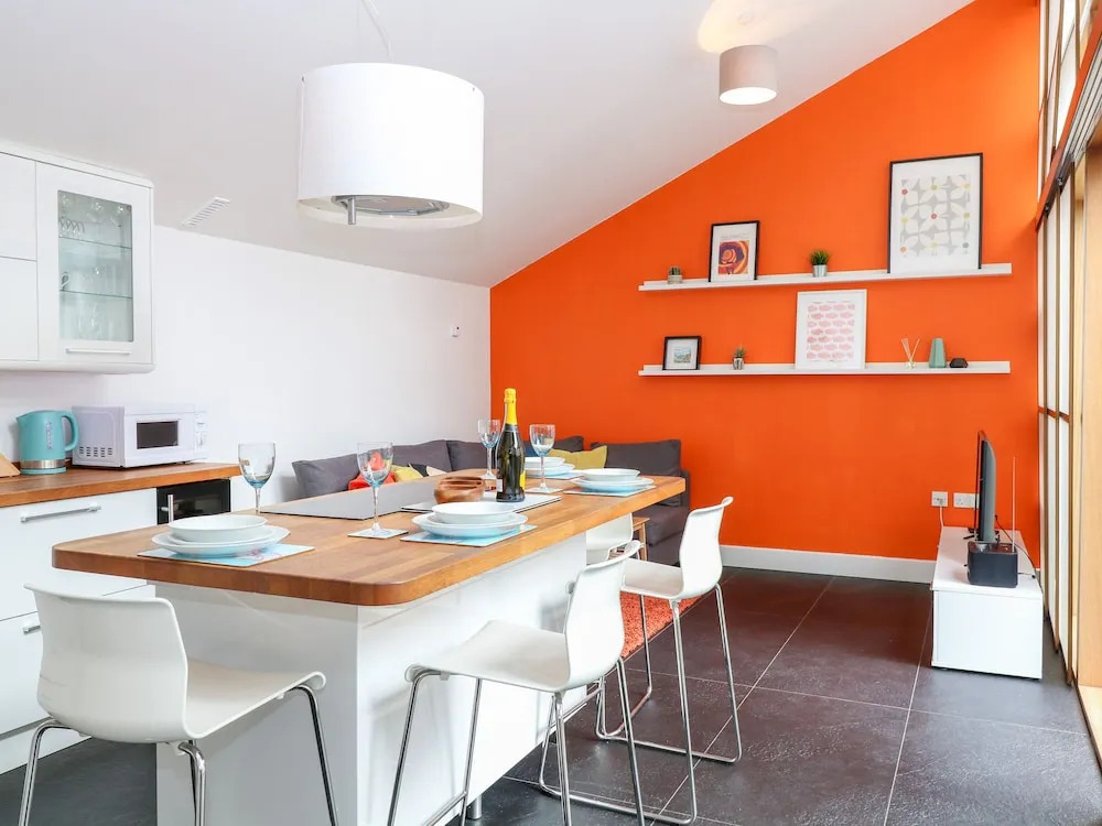 3 Frazers Court