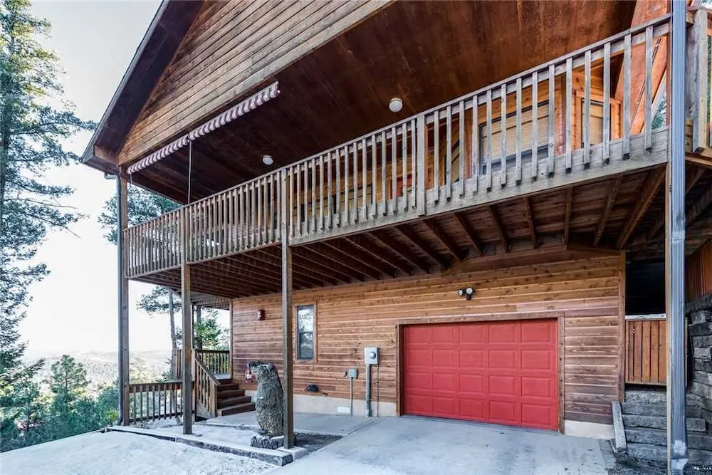 Bear Butte Lodge - Three Bedroom Cabin with Hot Tub
