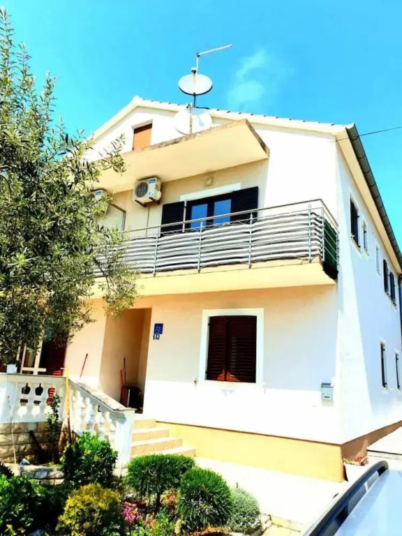 Lovely 1-bed Apartment With sea View in Srima