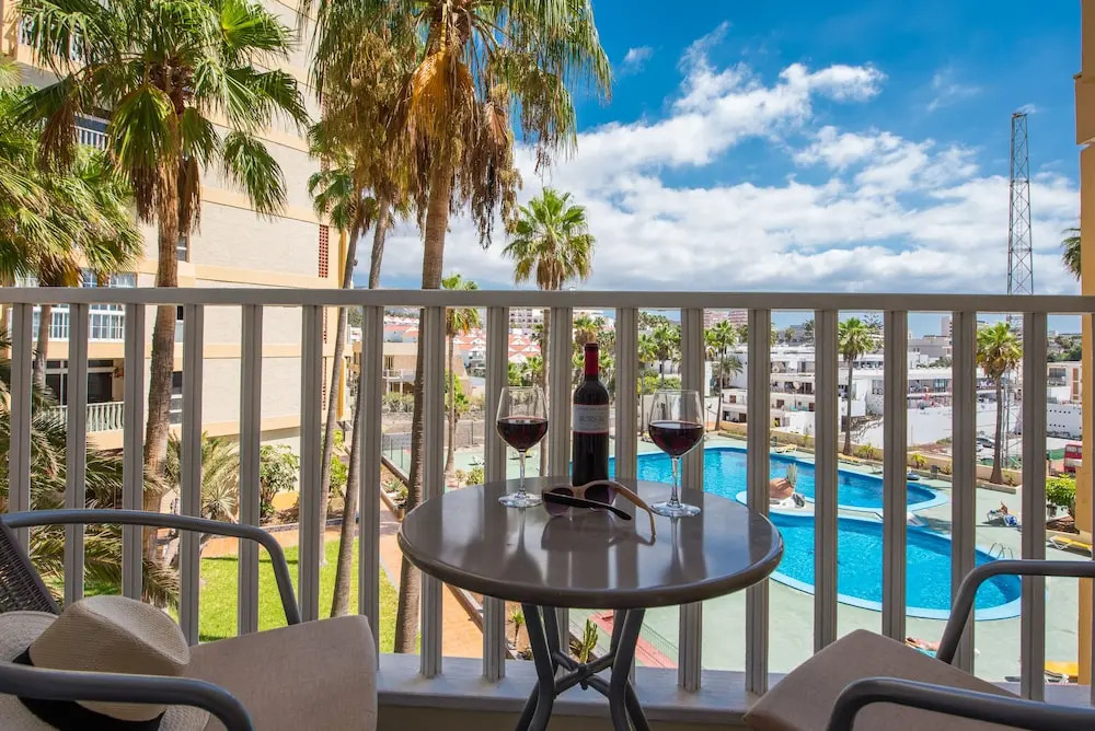 Y2F. Apartment with Pool View and next to the Beach!