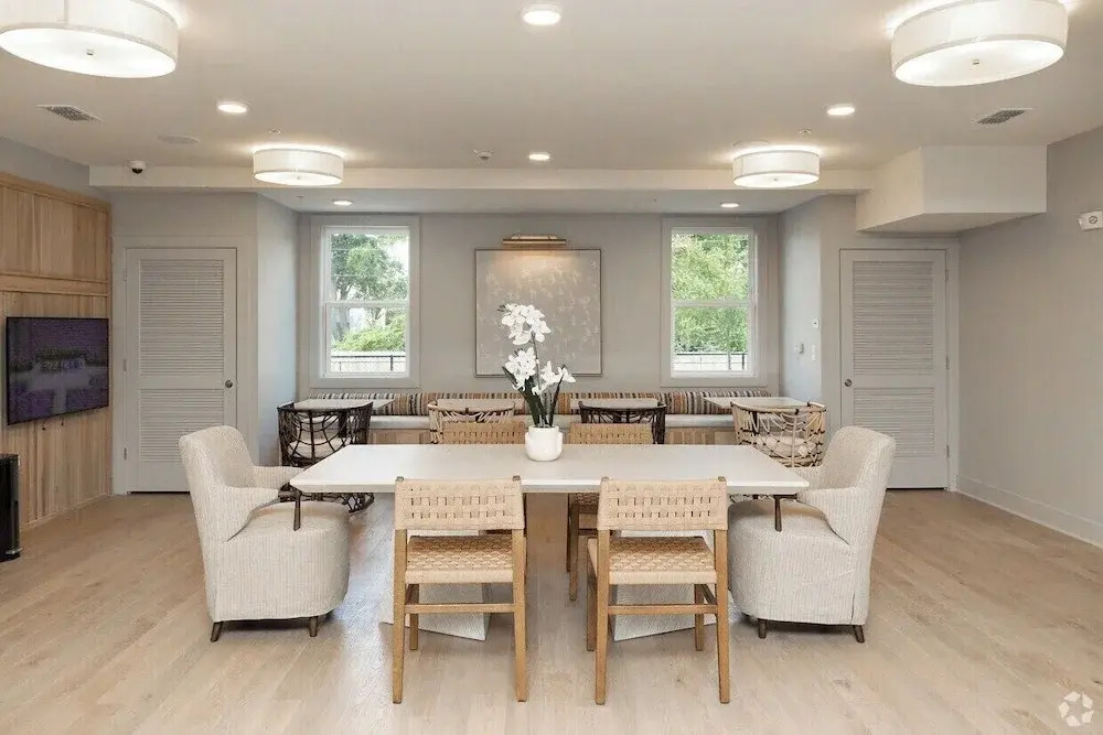 Landing Stunning 1BD Gym Pool