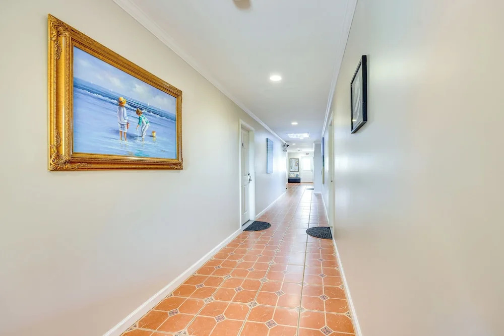 Pet-friendly Dtwn Stay: Steps to Nights of Lights