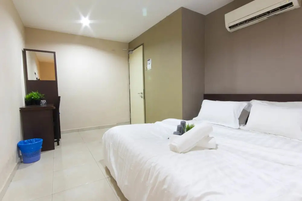 Three Top Hotel