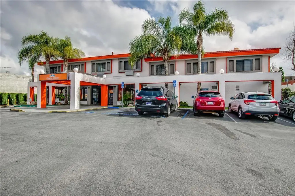 Howard Johnson Inn & Suites Reseda