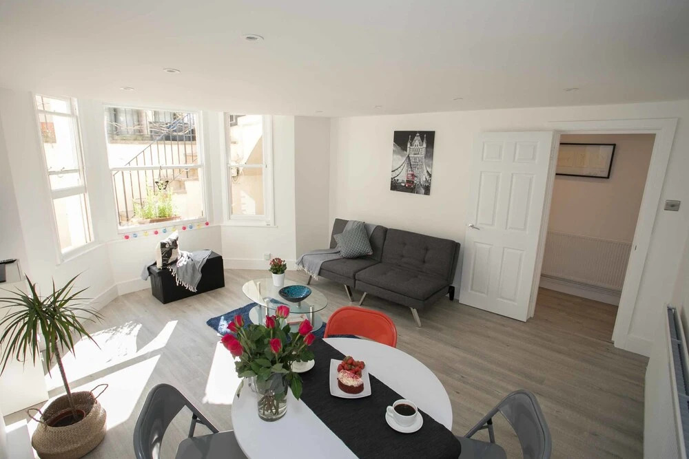 Light filled garden flat sleeps 4