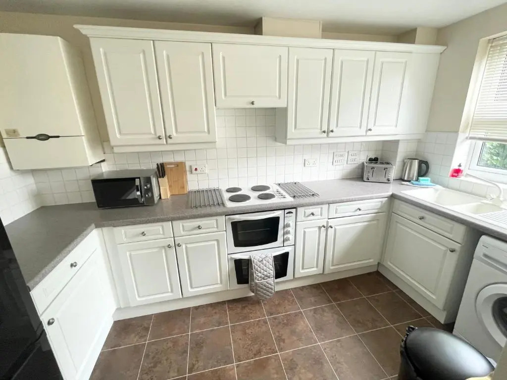 BEST PRICE - AMAZING 2 Bed 2 Bath - 4 Singles or Super King beds, 10 min walk to city centre, Smart Tv, Ensuite, Balcony, FREE PARKING