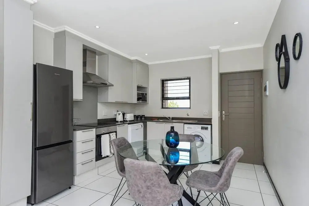 2 Bed Flat - Sleeps 4 - Pool - Garden - Parking