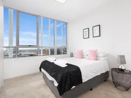 As the Sun Sets - Modern and Spacious 2BR Zetland Apartment Facing the Setting Sun