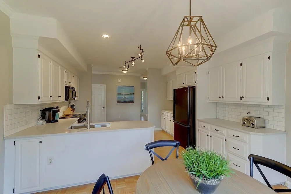 8 44th Avenue