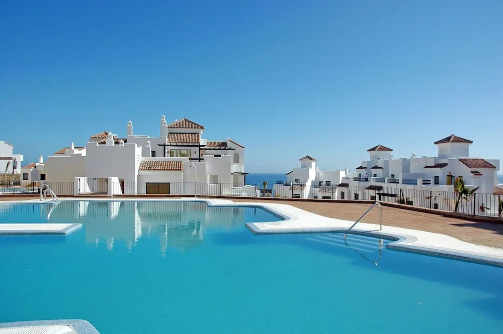 2 bedrooms apartment with sea view