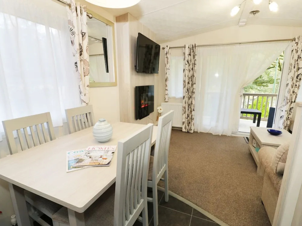 The Hollies Lodge