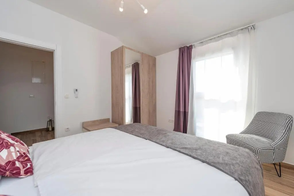 LUXURY APARTMENTS - LA VIR 5& 6