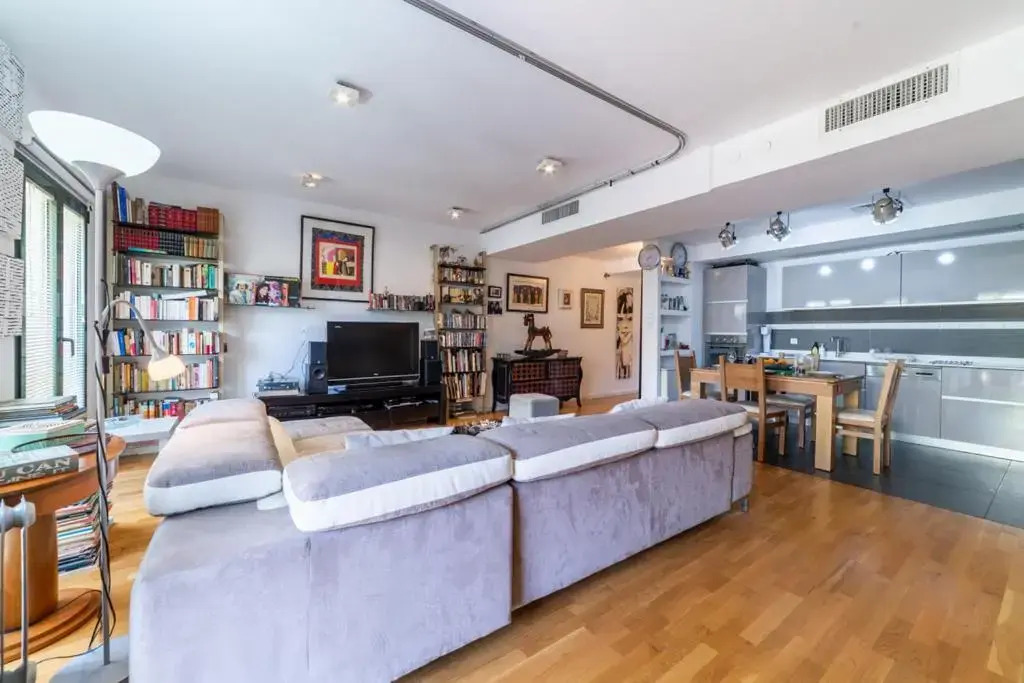 Amazing 1BR Penthouse with terrasse near Neve tzedek