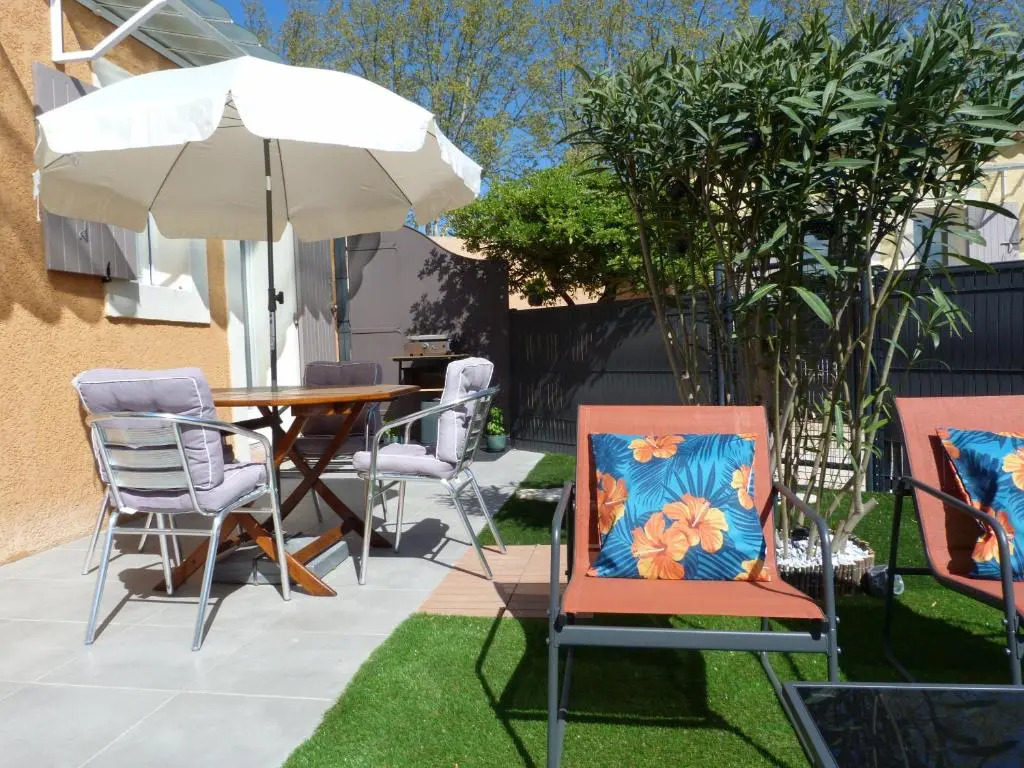 appart cosy avec son exterieur chaleureux,piscine et parking prive