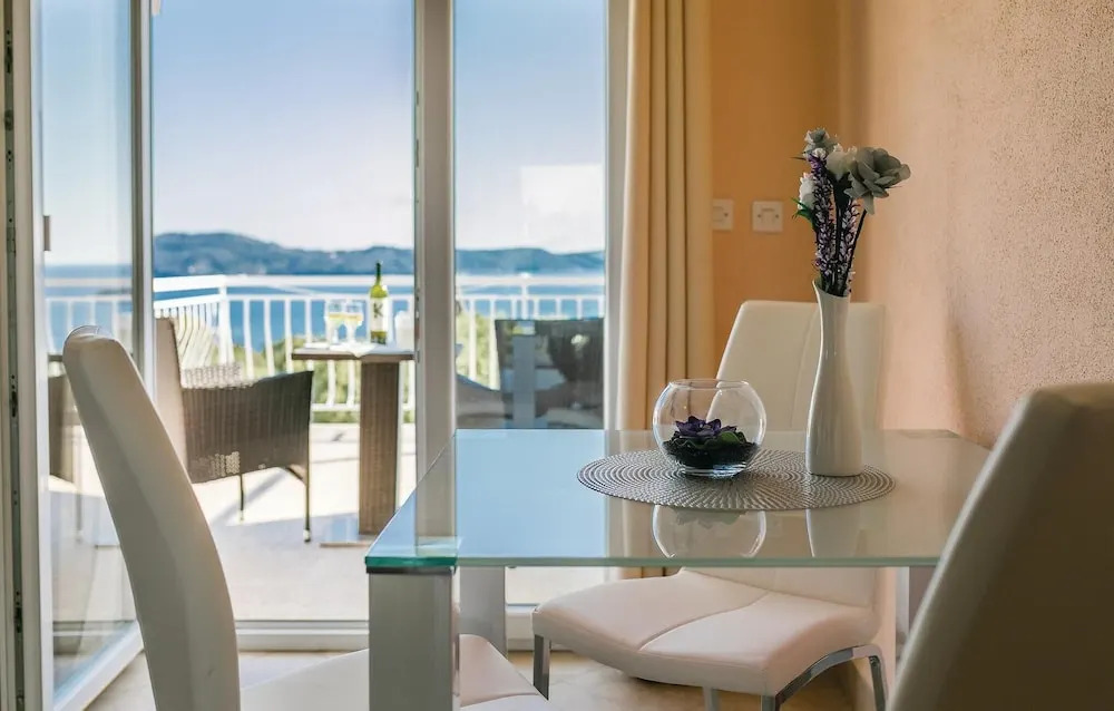 Amazing Home in Stratincica With Wifi and 5 Bedrooms