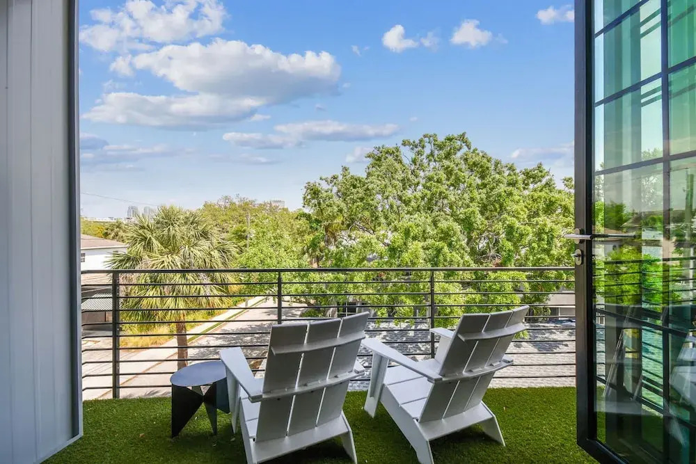 NEW The Strata Barn - Luxury Hyde Park Townhome