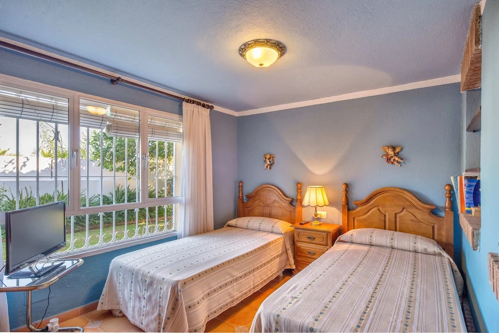 Villa - 5 Bedrooms with Pool and WiFi - 107872