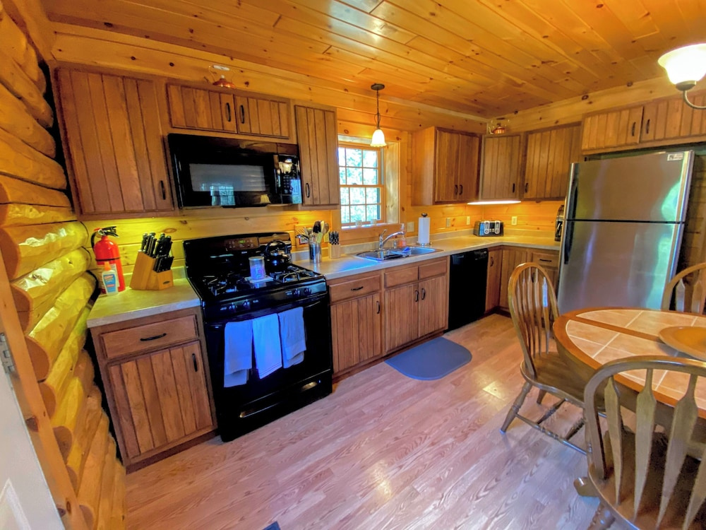 40pl Log Cabin With AC in the Heart of the White Mountains, Less Than 10 Minutes From Bretton Woods!
