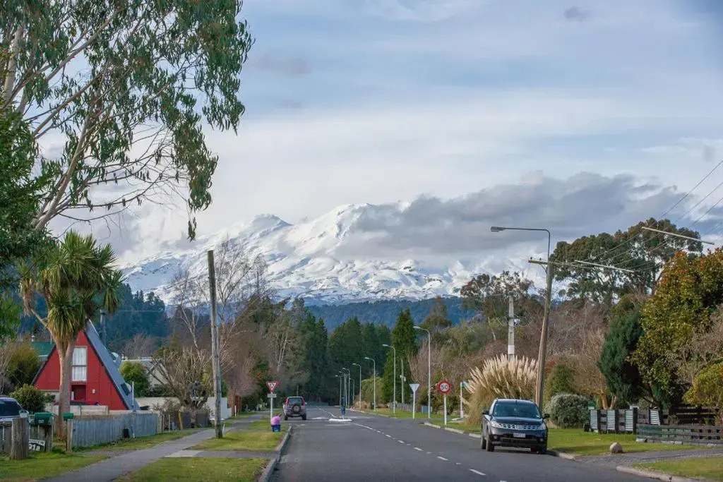 The Purple House - Ohakune Holiday Home with Spa Pool