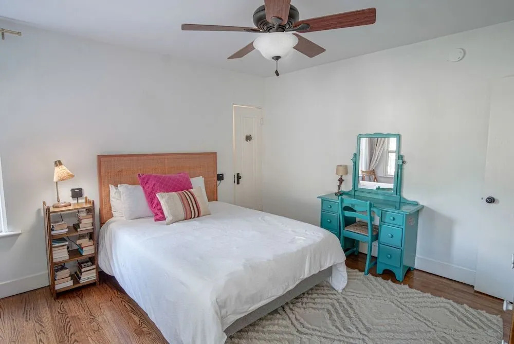 Close to Famous Attractions With Hot Tub and Fire Pit