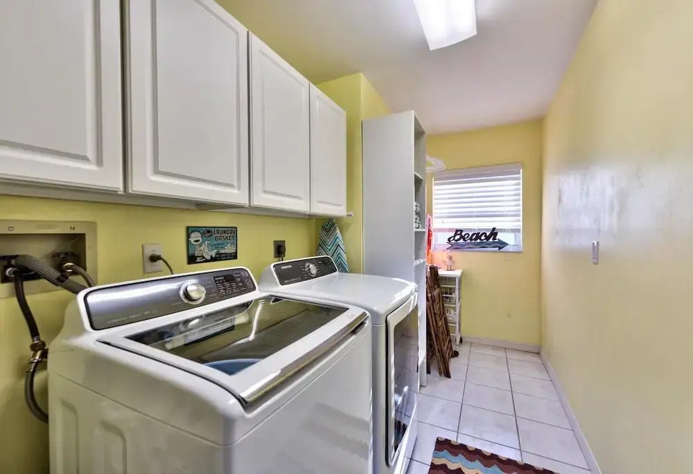 Comfy 3 bedroom with parking & close to everything