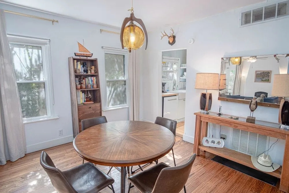 Close to Famous Attractions With Hot Tub and Fire Pit