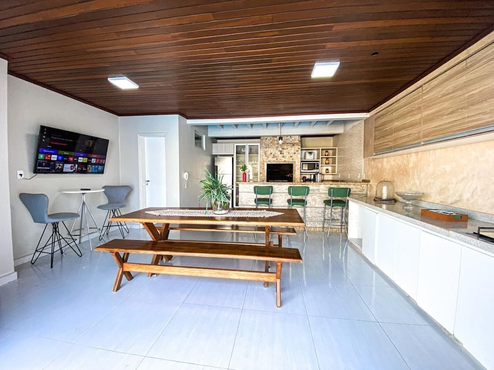 Casa com piscina 5 suites 1 quarto e AC