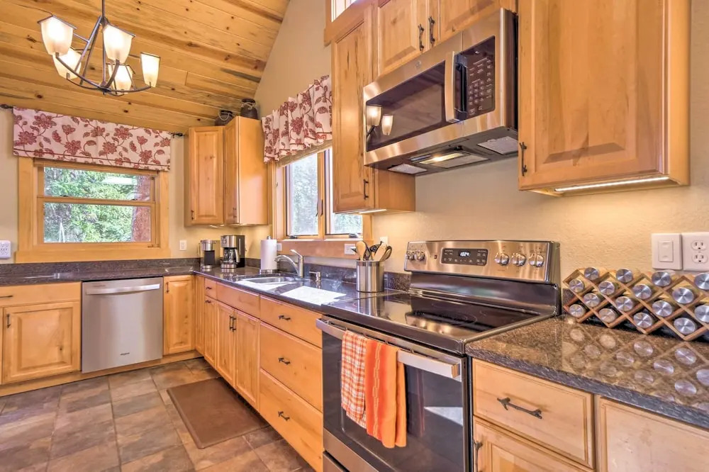 Luxury 4 BR Cabin: 2 King Suites on Shuttle Route