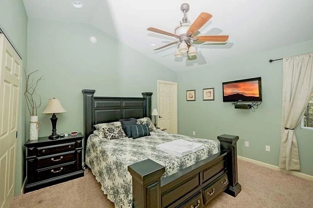 3614 Saddle Road 3 Bedroom Cabin by RedAwning