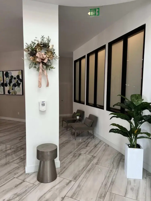 Modern 1B Condo w City Skyline Views in Las Olas