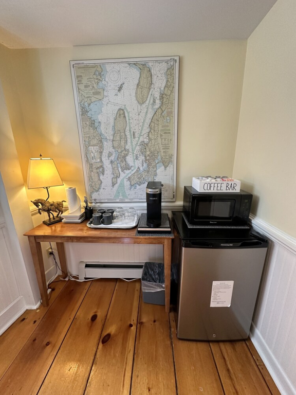 Spacious Three Room Suite Downtown Newport #16 1 Bedroom Home
