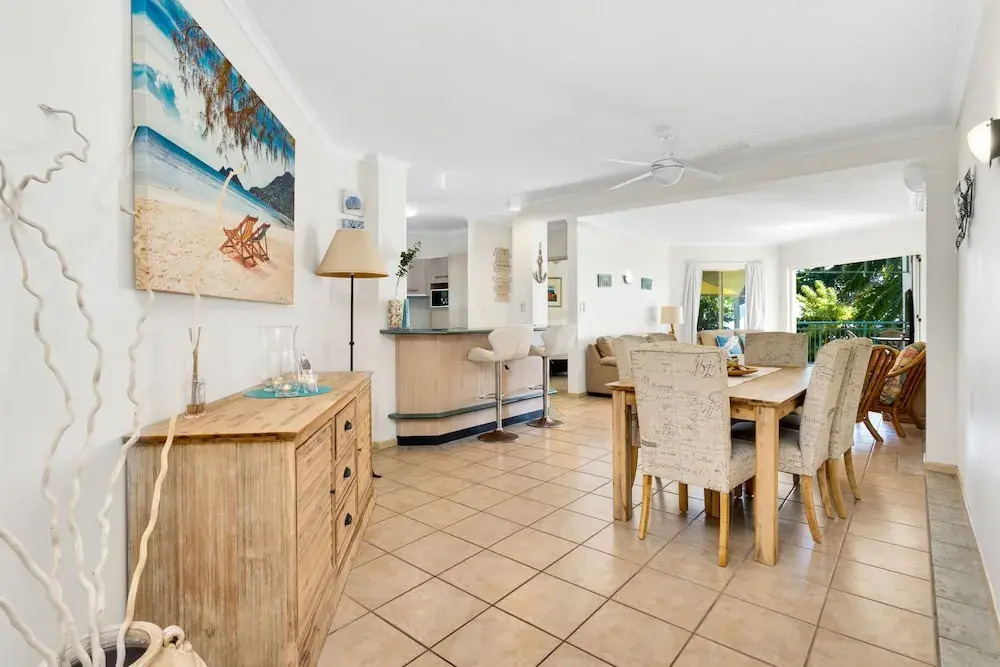 Beachfront Bliss 3-bedroom Apartment with Sea View 4