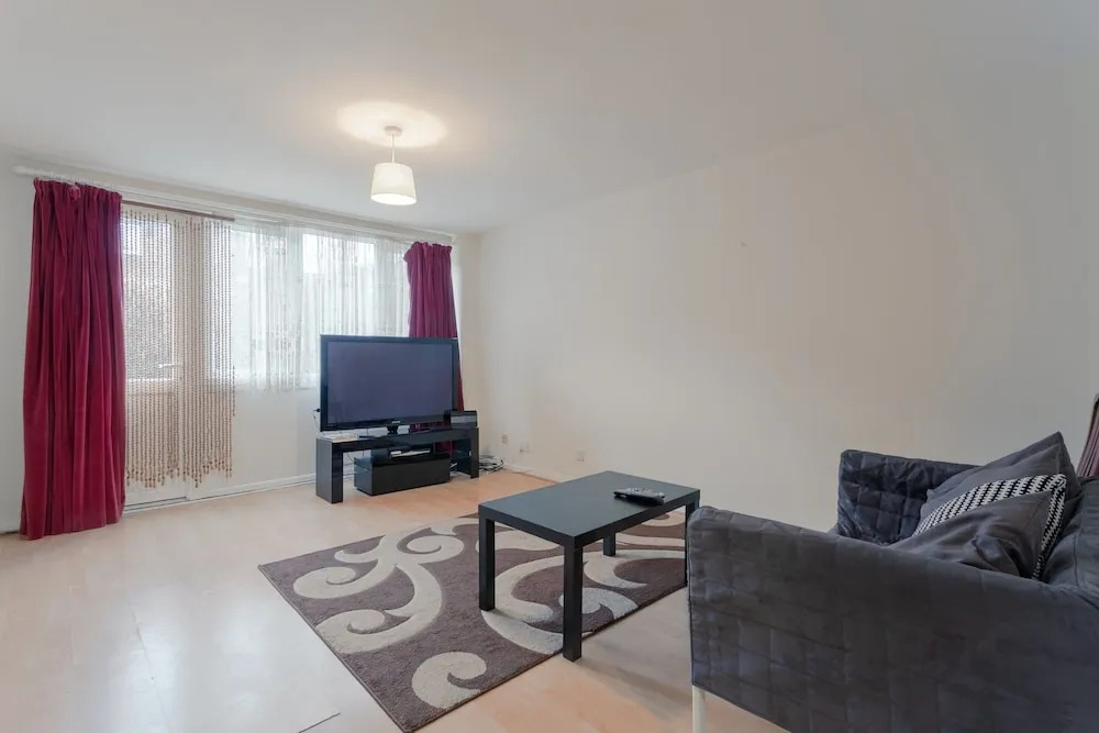 Spacious 2 Bedroom House in Bow