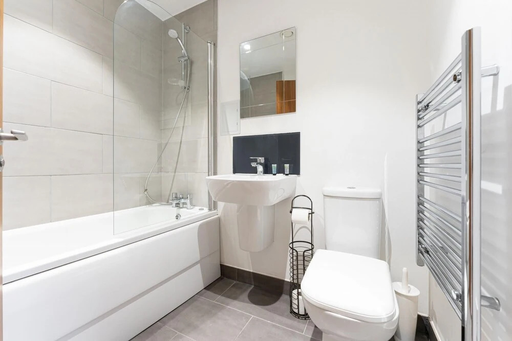 Contemporary 1 Bedroom Apartment - Amazing Location With Free Parking on Site