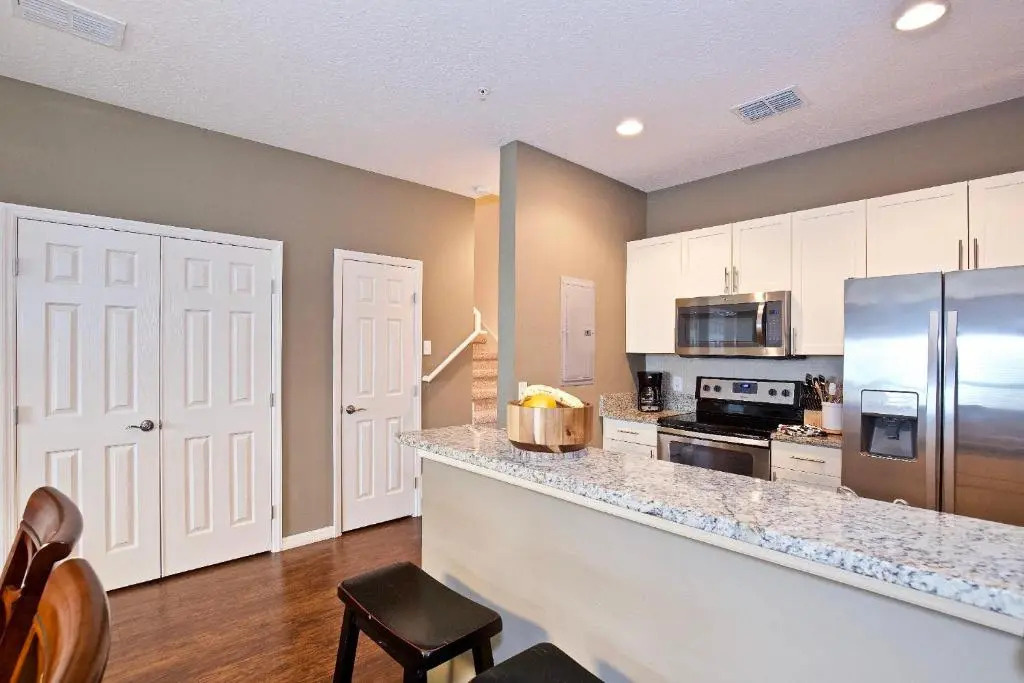 New listing townhouse in gated community sleeps 6 10 min to Disney