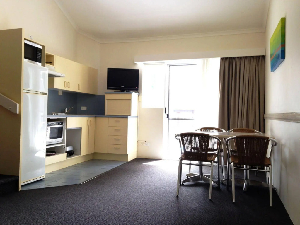 Toowong Inn & Suites