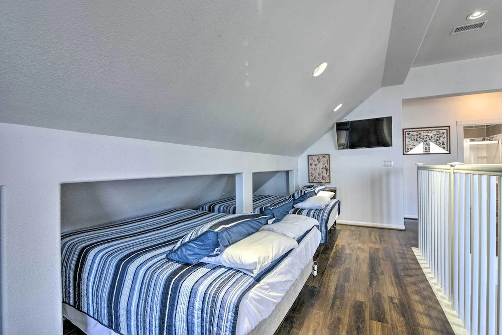 Bayfront Fishing Pier: Galveston Island Home