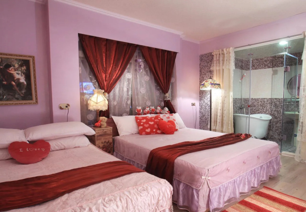 Love in Pearl B&B