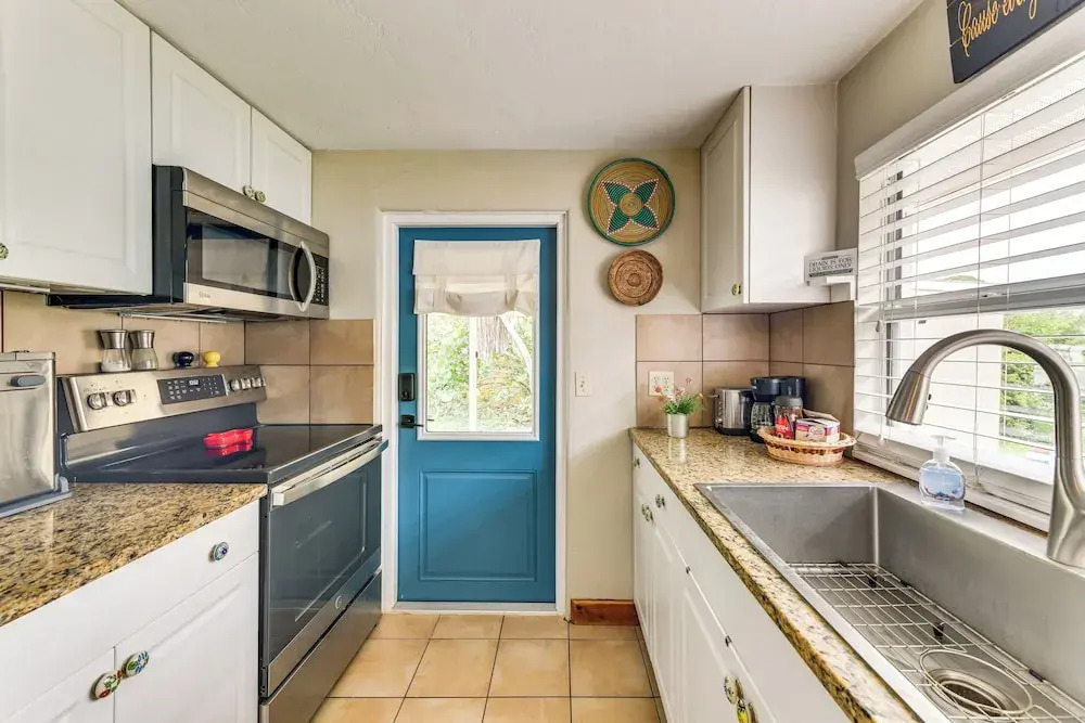 < 3 Mi to Dtwn: Pet-friendly Sarasota Stay w/ Yard