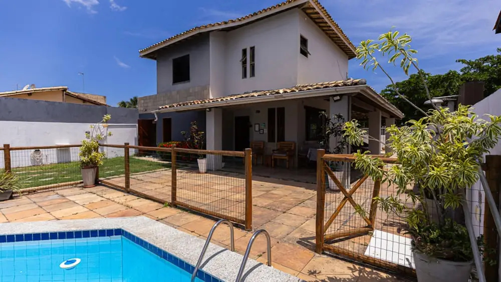 Casa com Wi-fi Piscina e Garagem a 550m da Praia