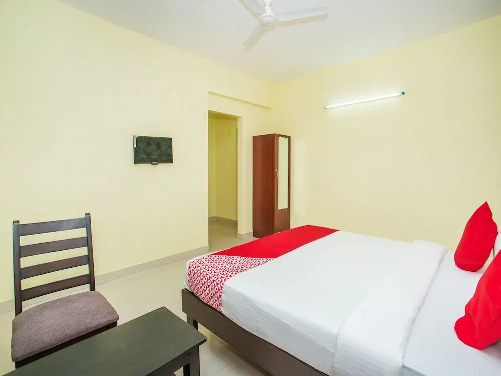 OYO 15628 Peenya Gymkhana Comforts