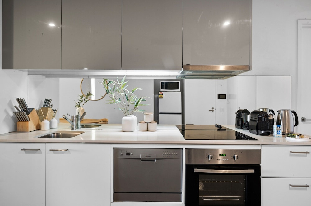2-bed High-rise Apartment With Pool & Gym