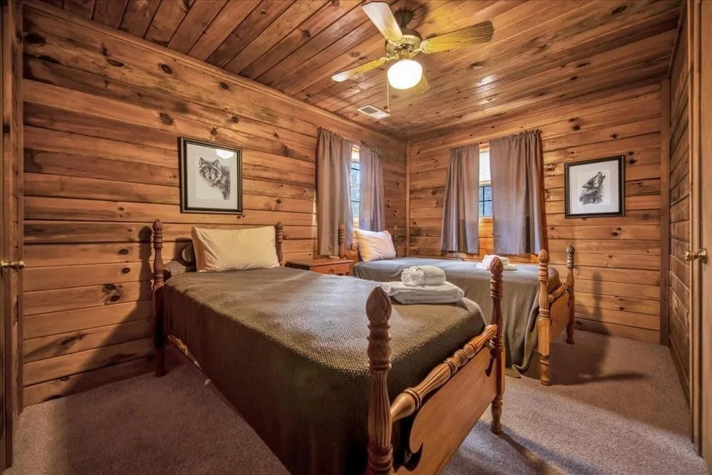 Bear Hug Lodge - Charming Cabin In Coosawattee River Resort - Pet Friendly