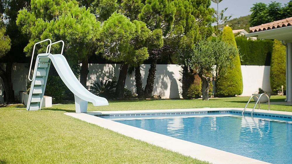 R11 Casa Blanca con gran jardin y piscina