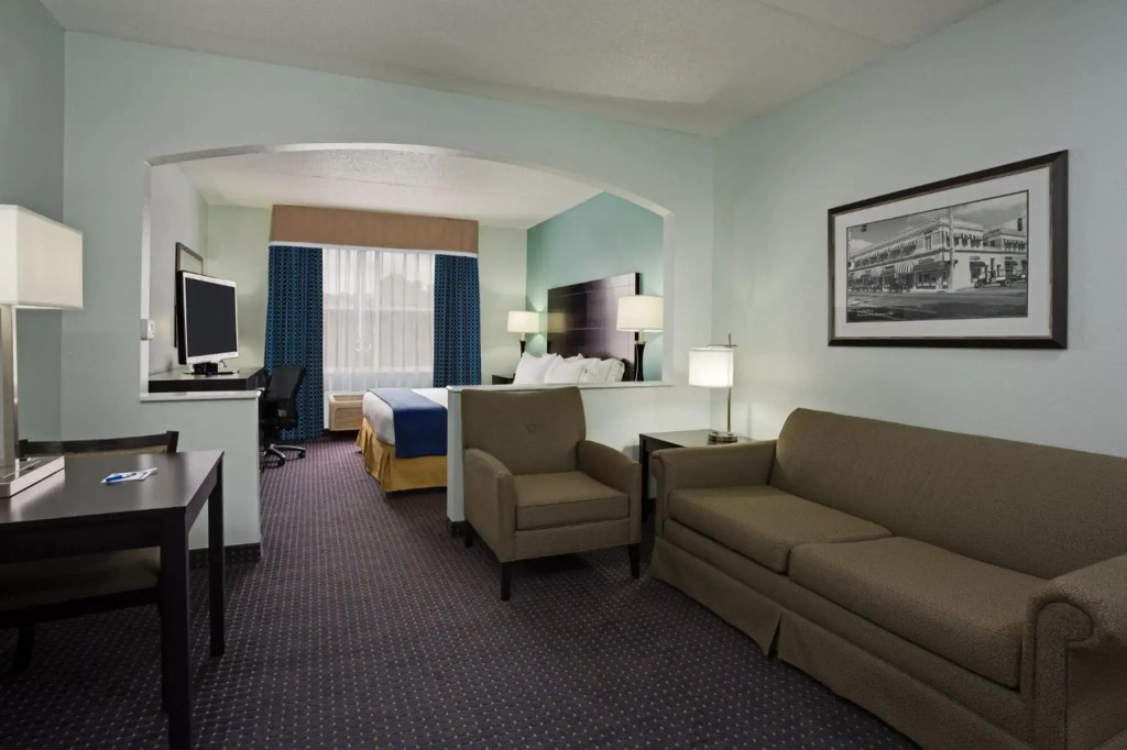 Holiday Inn Express & Suites Plant City by IHG
