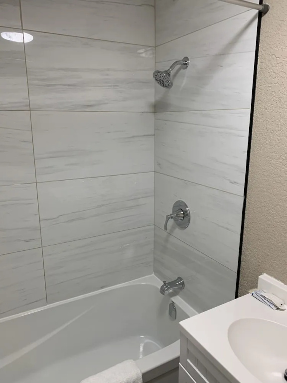 Champlain Motor Inn