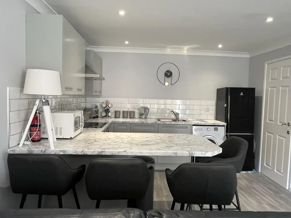 2 Bed Villa Sleeps 4 - Wifi Garden Sea Views