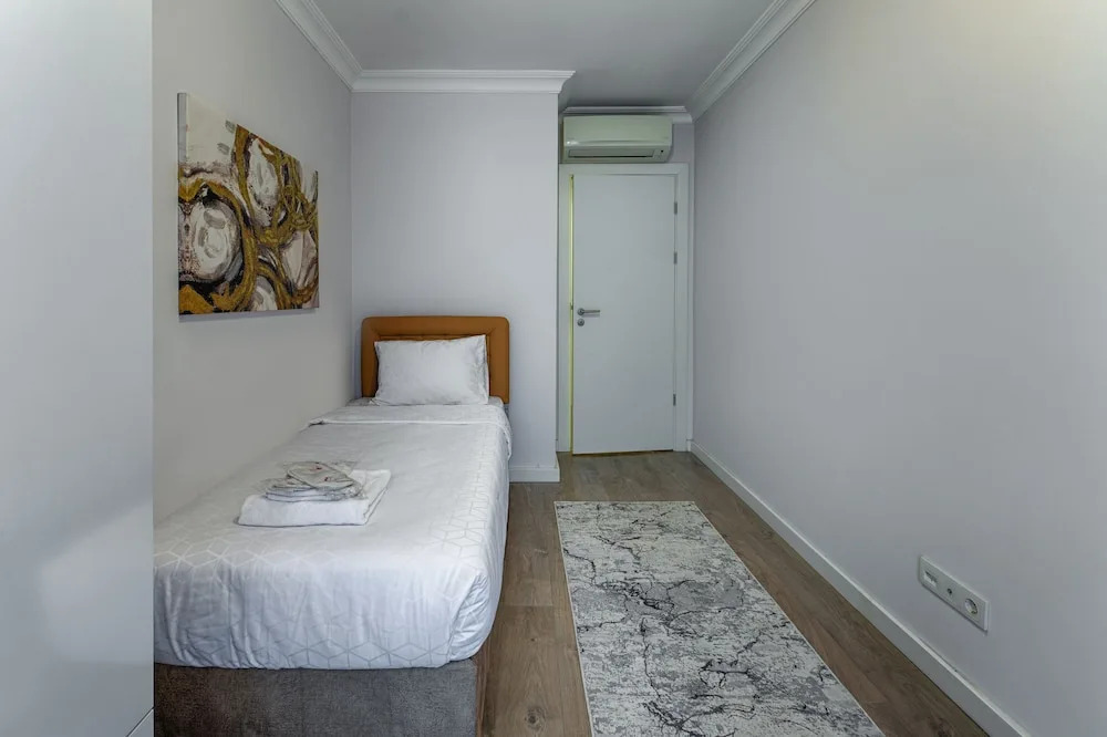 Gorgeous Central 2BR Condo w City Views