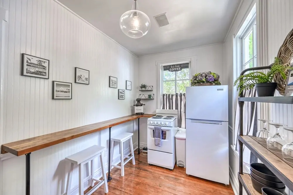 New! Charming Cottage Near Main w/ Patio&firepit!!
